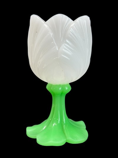 Baccarat - Petit vase en opaline tulipe 