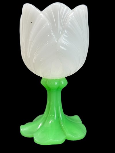 Baccarat - Petit vase en opaline tulipe 