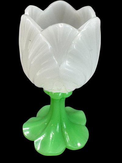 Baccarat - Petit vase en opaline tulipe 
