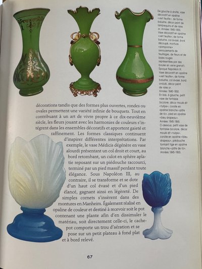 Baccarat - Petit vase en opaline tulipe 