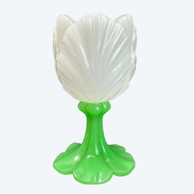 Baccarat - Petit vase en opaline tulipe 
