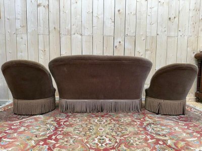 Crapaud Lounge con divano in velluto marrone e poltrone