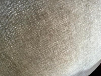 Crapaud Lounge con divano in velluto marrone e poltrone