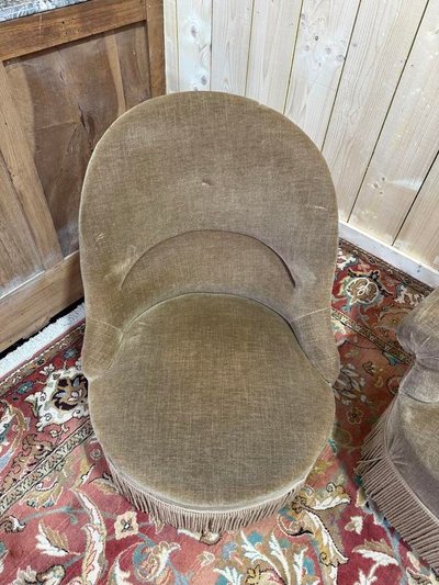 Crapaud Lounge con divano in velluto marrone e poltrone