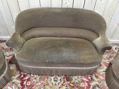 Crapaud Lounge con divano in velluto marrone e poltrone