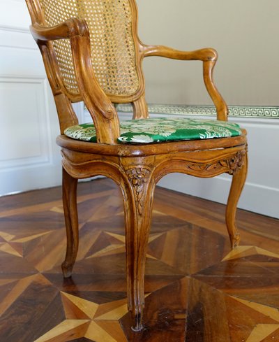 Paire de fauteuils cannés d'époque Louis XV en noyer, travail Lyonnais, entourage de Nogaret
