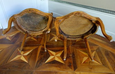 Paire de fauteuils cannés d'époque Louis XV en noyer, travail Lyonnais, entourage de Nogaret