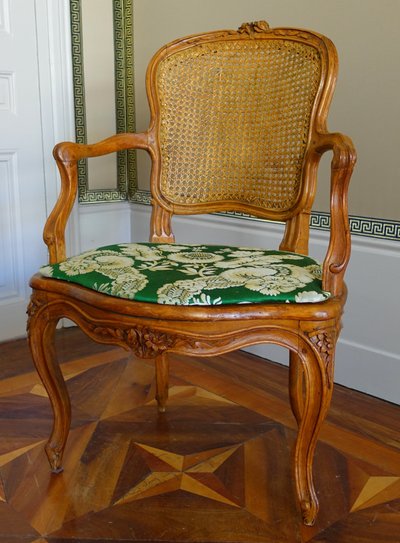 Paire de fauteuils cannés d'époque Louis XV en noyer, travail Lyonnais, entourage de Nogaret