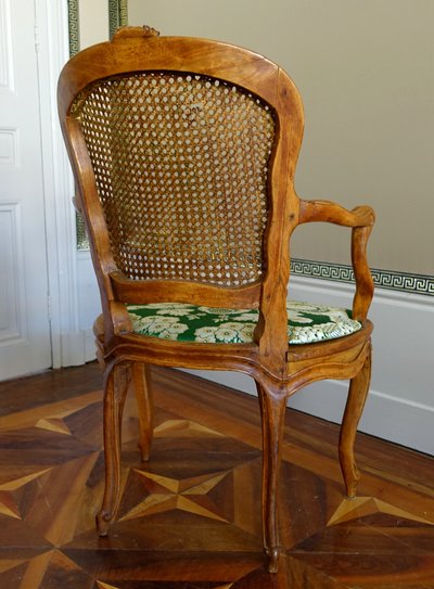 Paire de fauteuils cannés d'époque Louis XV en noyer, travail Lyonnais, entourage de Nogaret