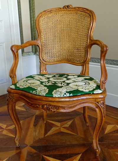 Paire de fauteuils cannés d'époque Louis XV en noyer, travail Lyonnais, entourage de Nogaret