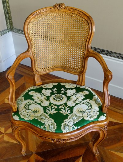 Paire de fauteuils cannés d'époque Louis XV en noyer, travail Lyonnais, entourage de Nogaret