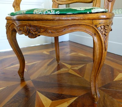 Paire de fauteuils cannés d'époque Louis XV en noyer, travail Lyonnais, entourage de Nogaret