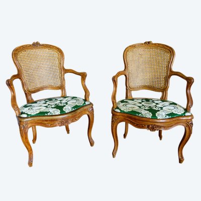 Paire de fauteuils cannés d'époque Louis XV en noyer, travail Lyonnais, entourage de Nogaret