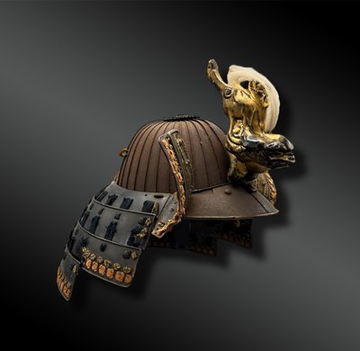 HELM namens Kabuto Suji-Bachi mit Maedate - Japan - Edo-Zeit (1603-1868) - 17. Jahrhundert