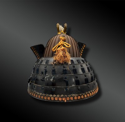 HELM namens Kabuto Suji-Bachi mit Maedate - Japan - Edo-Zeit (1603-1868) - 17. Jahrhundert