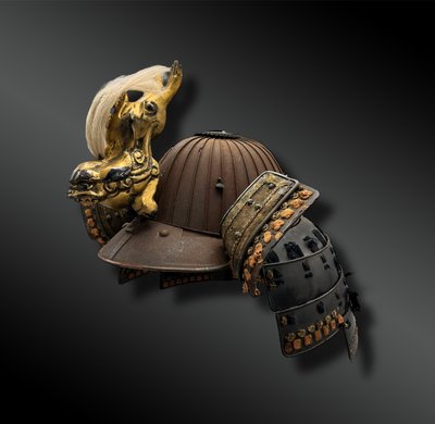 HELM namens Kabuto Suji-Bachi mit Maedate - Japan - Edo-Zeit (1603-1868) - 17. Jahrhundert