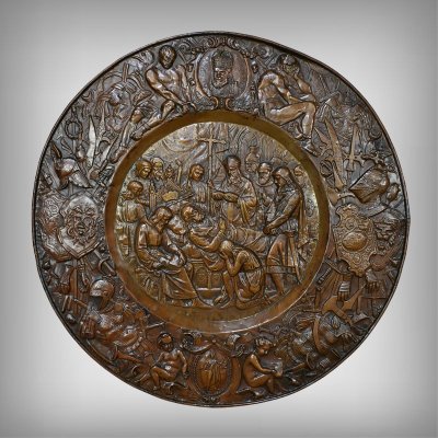 Coppia di importanti vassoi in rame sbalzato "Charlemagne" - Fine del XIX secolo