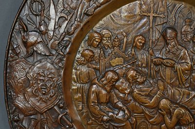 Coppia di importanti vassoi in rame sbalzato "Charlemagne" - Fine del XIX secolo