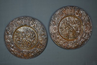 Coppia di importanti vassoi in rame sbalzato "Charlemagne" - Fine del XIX secolo