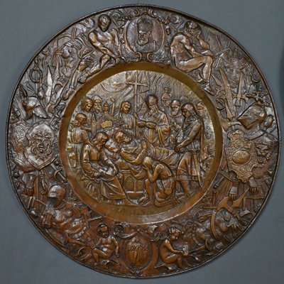 Coppia di importanti vassoi in rame sbalzato "Charlemagne" - Fine del XIX secolo