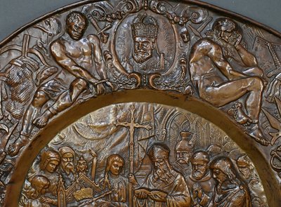 Coppia di importanti vassoi in rame sbalzato "Charlemagne" - Fine del XIX secolo