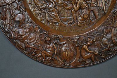 Coppia di importanti vassoi in rame sbalzato "Charlemagne" - Fine del XIX secolo