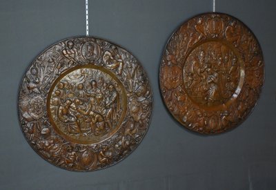 Coppia di importanti vassoi in rame sbalzato "Charlemagne" - Fine del XIX secolo