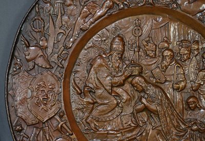 Coppia di importanti vassoi in rame sbalzato "Charlemagne" - Fine del XIX secolo