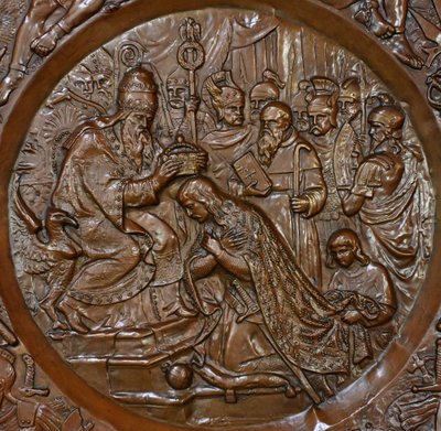 Coppia di importanti vassoi in rame sbalzato "Charlemagne" - Fine del XIX secolo