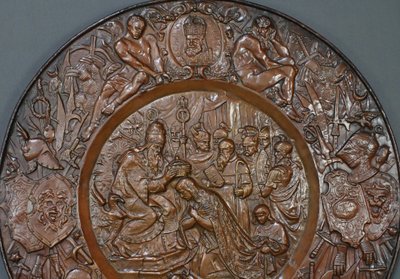 Coppia di importanti vassoi in rame sbalzato "Charlemagne" - Fine del XIX secolo