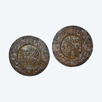 Coppia di importanti vassoi in rame sbalzato "Charlemagne" - Fine del XIX secolo