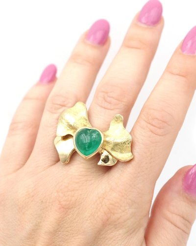 Emerald cocktail bow ring in 18k gold, 4 ct heart-shaped emerald, cabochon cut emerald, mid century 