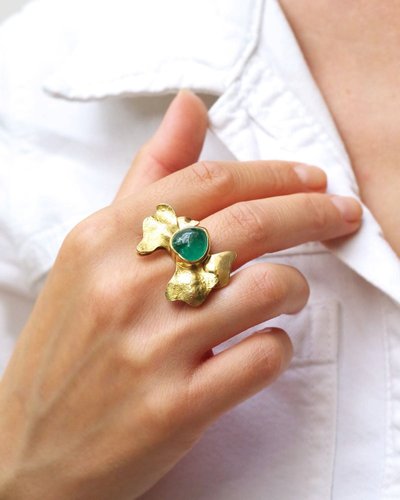 Emerald cocktail bow ring in 18k gold, 4 ct heart-shaped emerald, cabochon cut emerald, mid century 