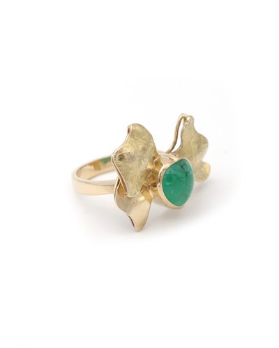 Emerald cocktail bow ring in 18k gold, 4 ct heart-shaped emerald, cabochon cut emerald, mid century 