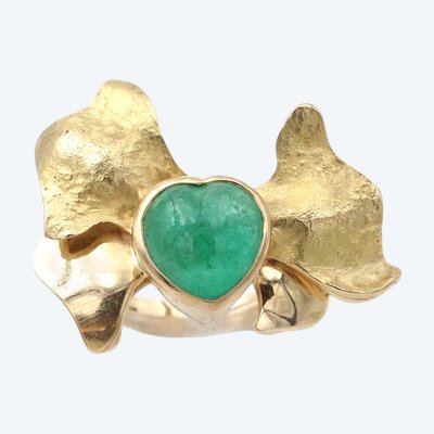 Emerald cocktail bow ring in 18k gold, 4 ct heart-shaped emerald, cabochon cut emerald, mid century 