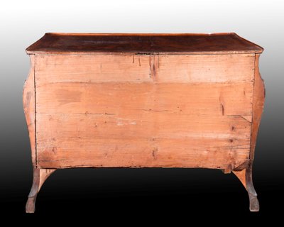 Paire de commodes plaquées de noyer, Lombardie, seconde moitié du XVIIIe siècle