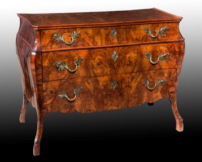 Paire de commodes plaquées de noyer, Lombardie, seconde moitié du XVIIIe siècle