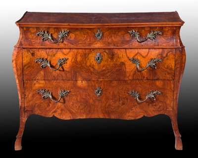 Paire de commodes plaquées de noyer, Lombardie, seconde moitié du XVIIIe siècle