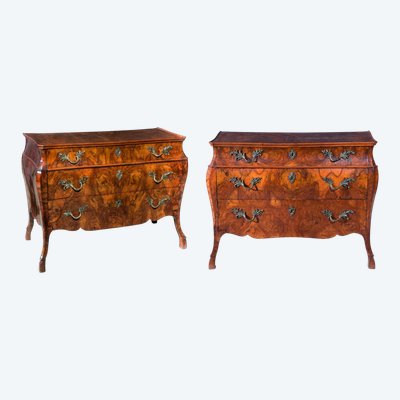 Paire de commodes plaquées de noyer, Lombardie, seconde moitié du XVIIIe siècle
