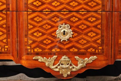 Commode en marqueterie d’époque transition, vers 1770