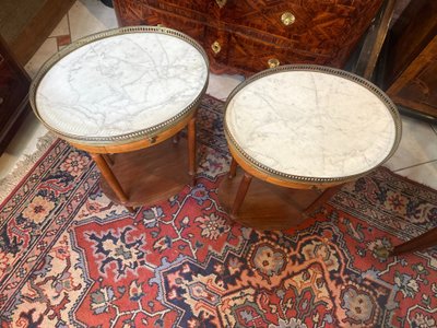 ZWEI NACHTTISCHE IM LOUIS-XVI-STIL