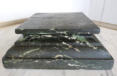 Neoklassizistischer Präsentationssockel aus meergrünem Marmor für Büste