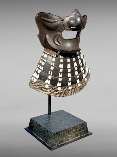 Maschera da samurai Mempo firmata NOUBOTAKA, laboratorio di Kaga - Fine del periodo Edo (1603-1868).