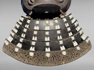 Maschera da samurai Mempo firmata NOUBOTAKA, laboratorio di Kaga - Fine del periodo Edo (1603-1868).