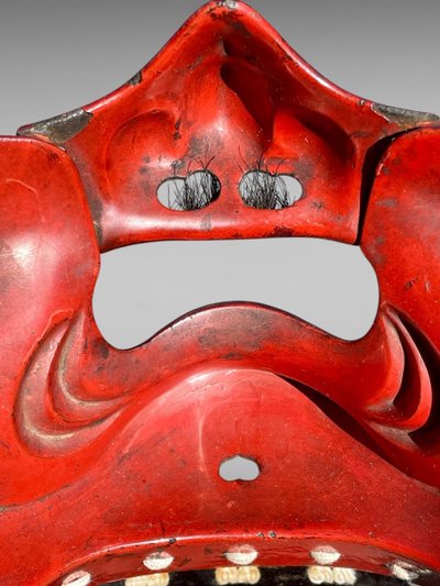 Maschera da samurai Mempo firmata NOUBOTAKA, laboratorio di Kaga - Fine del periodo Edo (1603-1868).