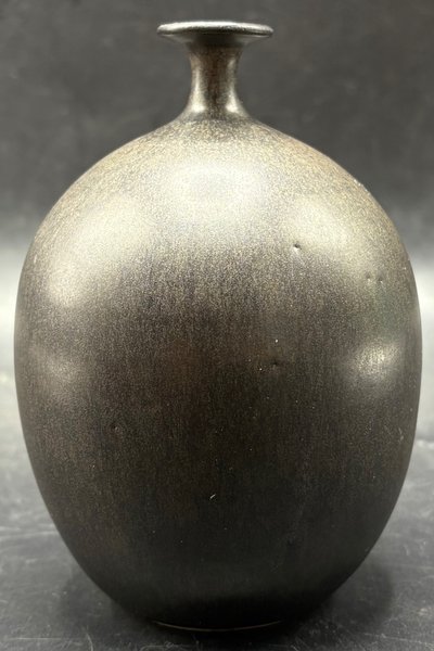 VASE AUS EMAILLIERTEM STEINZEUG