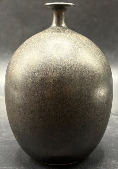 VASE AUS EMAILLIERTEM STEINZEUG