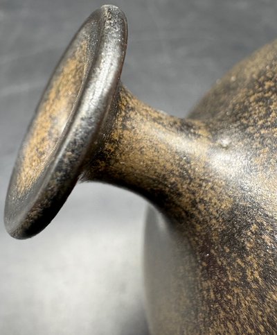 VASE AUS EMAILLIERTEM STEINZEUG