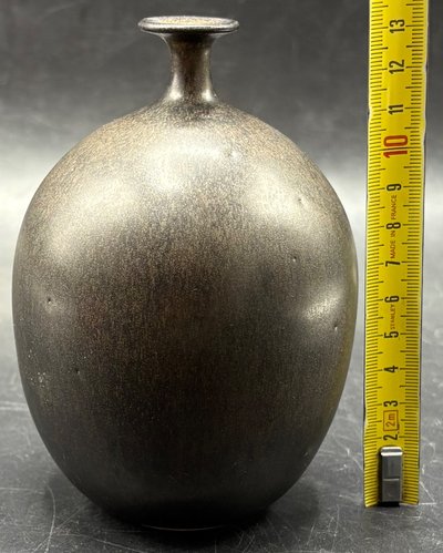 VASE AUS EMAILLIERTEM STEINZEUG