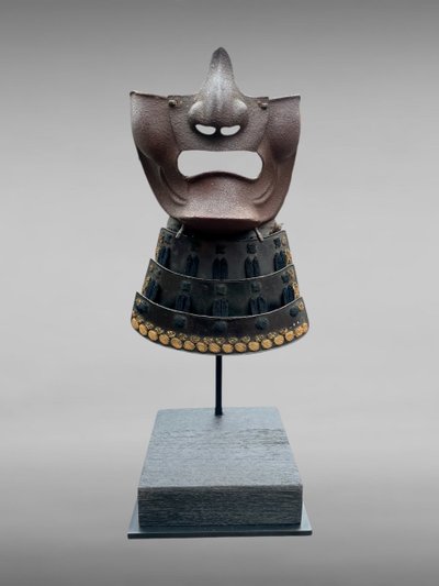 Mempo-Samurai-Halbmaske aus lackiertem Eisen – Edo-Zeit (1603–1868).